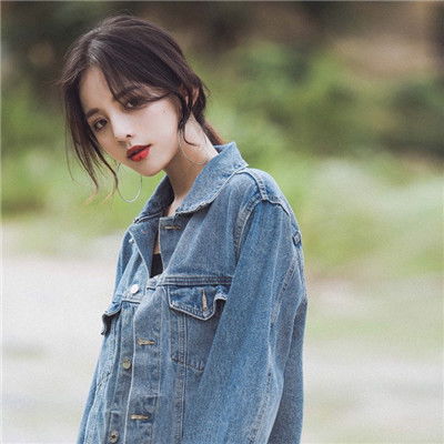 在《凡人修仙传》中，秒鹤通过什么方法成功度过了心魔这一关？